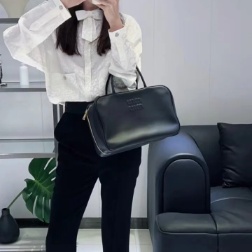 미우미우 가죽 보 백 블랙