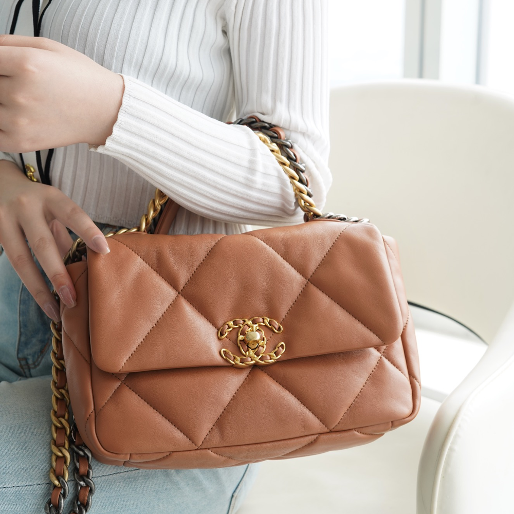 팬더샵 샤넬 19 스몰 핸드백 램스킨 & 골드 메탈 카라멜