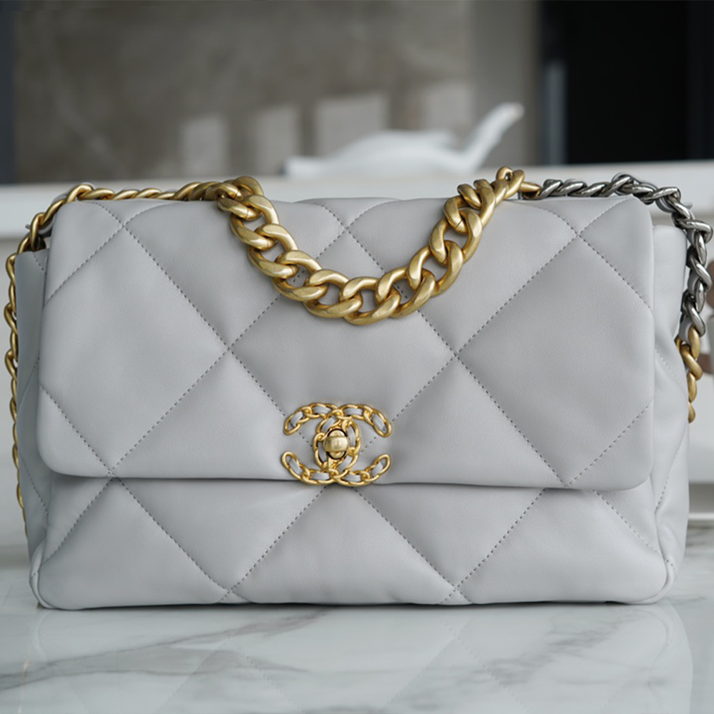 팬더샵 샤넬 19 미디움 핸드백 램스킨 & 골드 메탈 라이트 그레이