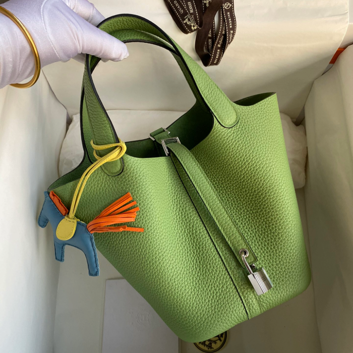 반수공 에르메스 피코탄 락 18 아보카도그린 은장 소가죽