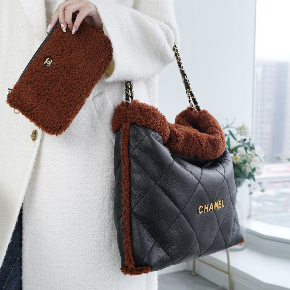 팬더샵 샤넬 22백 시어링 양가죽 & 골드 톤 메탈 브라운