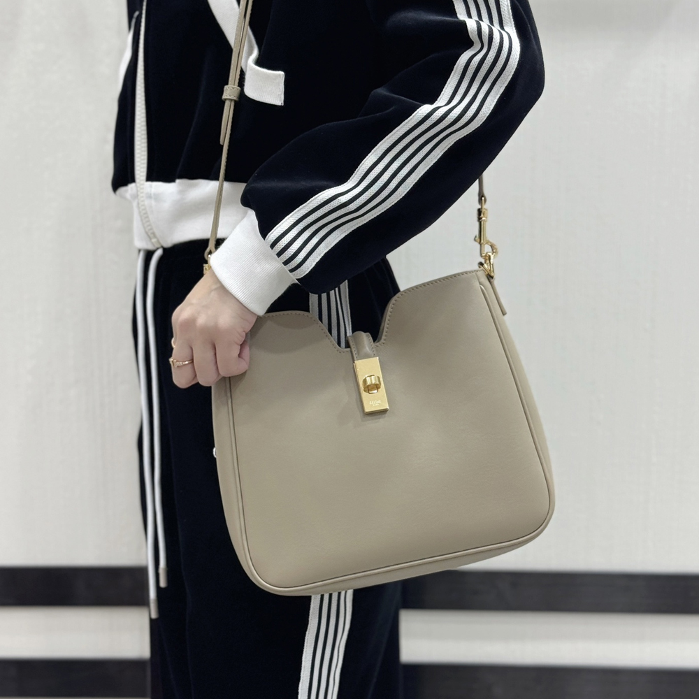 셀린느 스몰 카미유 16 소프트 백 스무스 카프스킨 밀크티