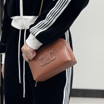 셀린느 25SS 트리오페 클러치 체인백 브라운 10E382