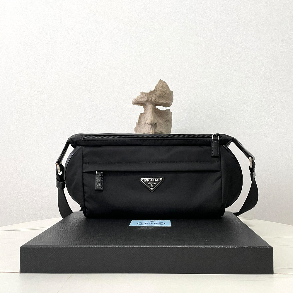 프라다 바이커백 미듐 범백 크로스백 힙색 2VH994