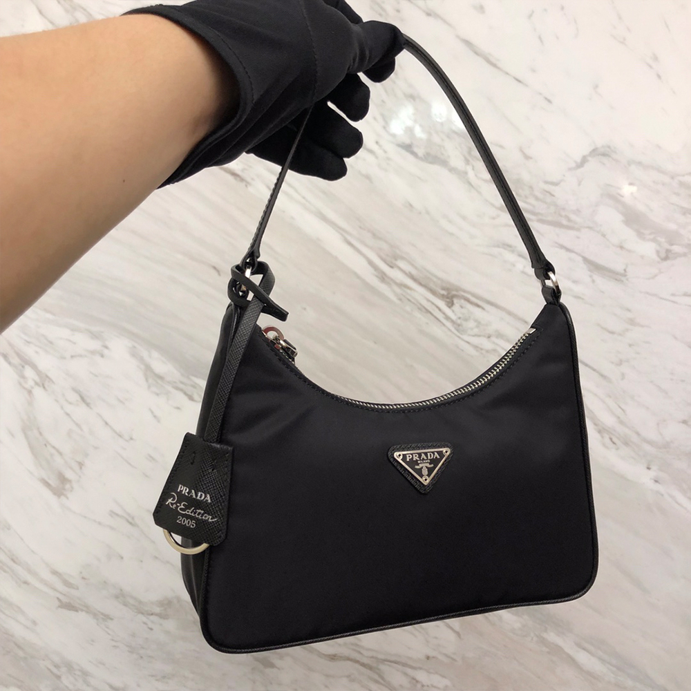 프라다 리에디션 사피아노 트리밍 리나일론 호보백 블랙 1NE204