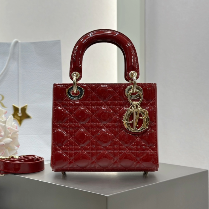 디올 스몰 레이디백 페이턴트 까나쥬 체리 레드