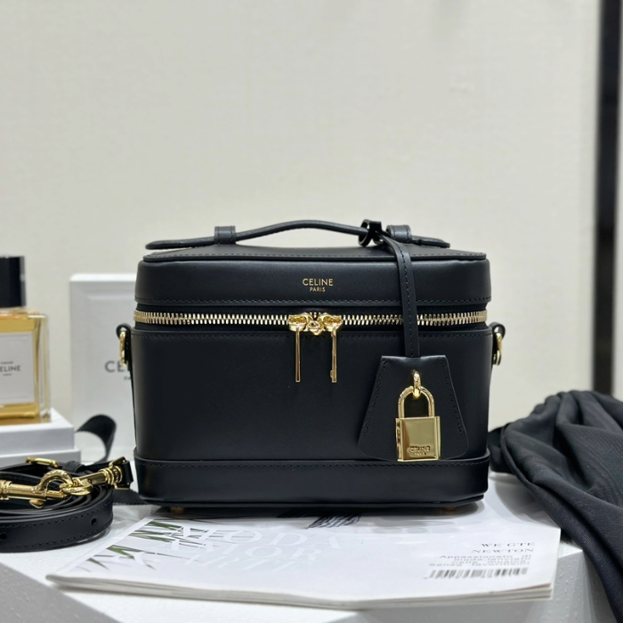 셀린느 샤이니 카프스킨 베니티백 블랙 119463