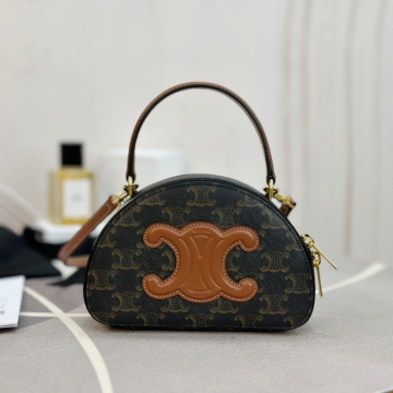 셀린느 하프문 퀴르 트리오페 크로스백 탄 10K642