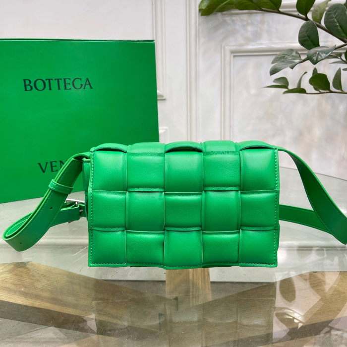 보테가베네타 인트레치아토 패딩카세트 숄더 백 그린