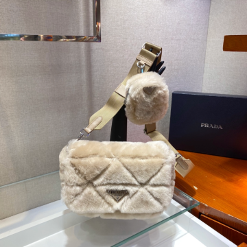 프라다 시어링 숄더백 베이지