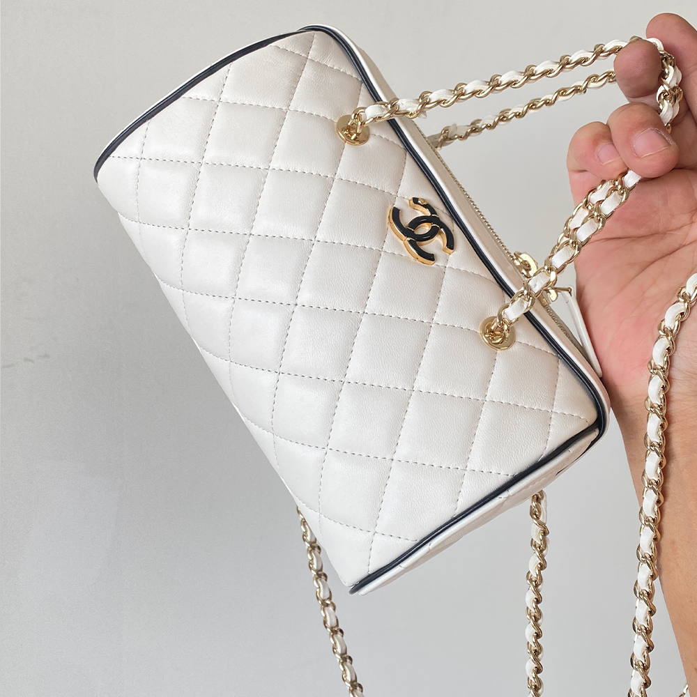 샤넬 체인 달린 미니백 램스킨 & 골드 메탈 화이트 블랙