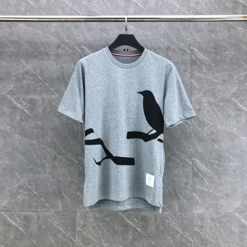 톰브라운 레이븐 프린트 코튼 티셔츠 그레이