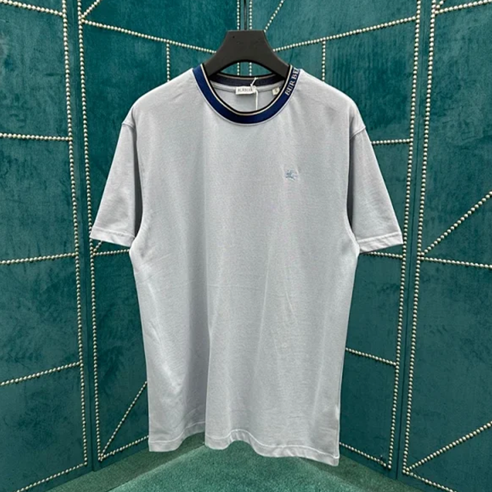 버버리 EKD 자수 넥 포인트레터링 반팔 티셔츠 라이트 블루