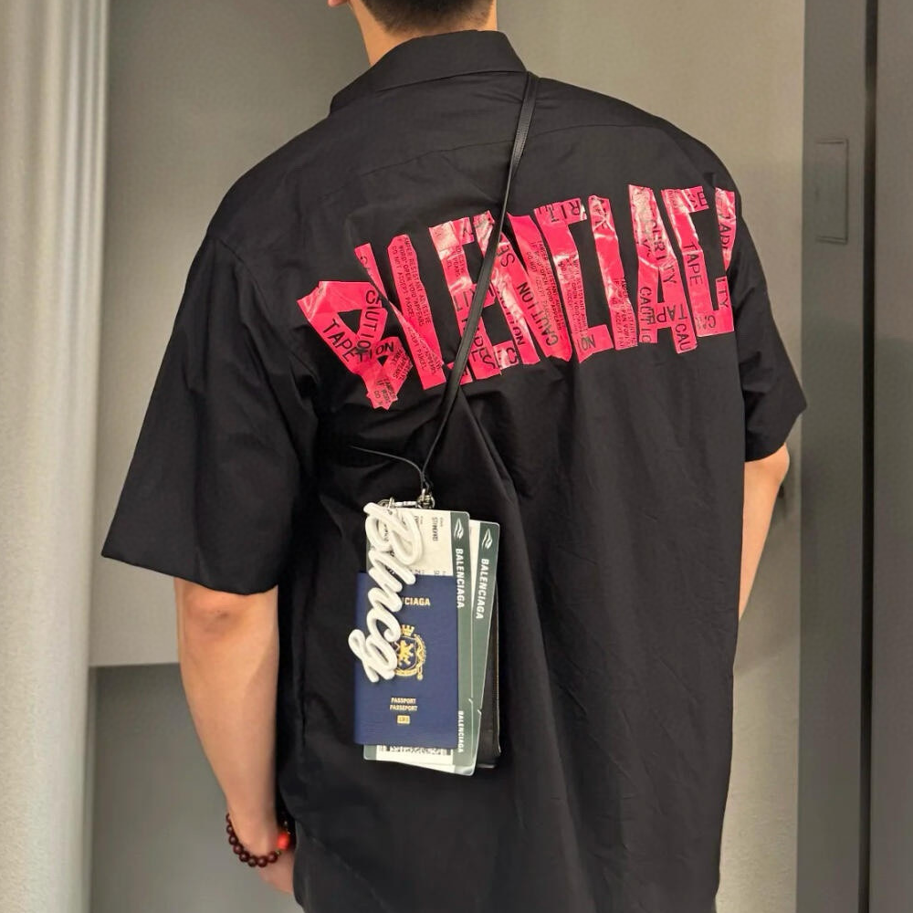발렌시아가 레드 테이프 타입 라지 핏 숏슬리브 셔츠 블랙