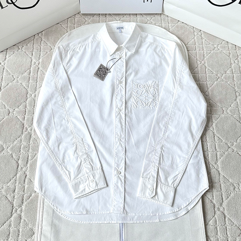 로에베 화이트 아나그램 포켓 셔츠