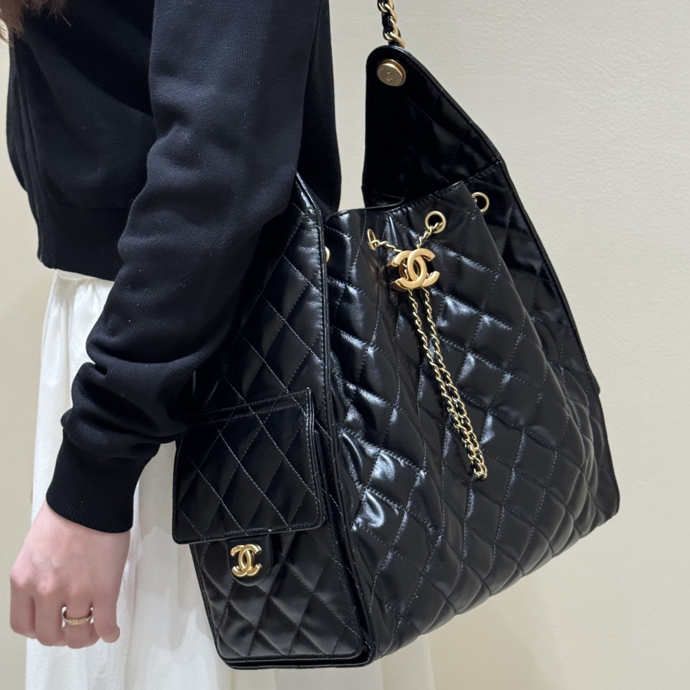 샤넬 25 라지 핸드백 그레인드 카프스킨 & 골드 메탈 유광 블랙