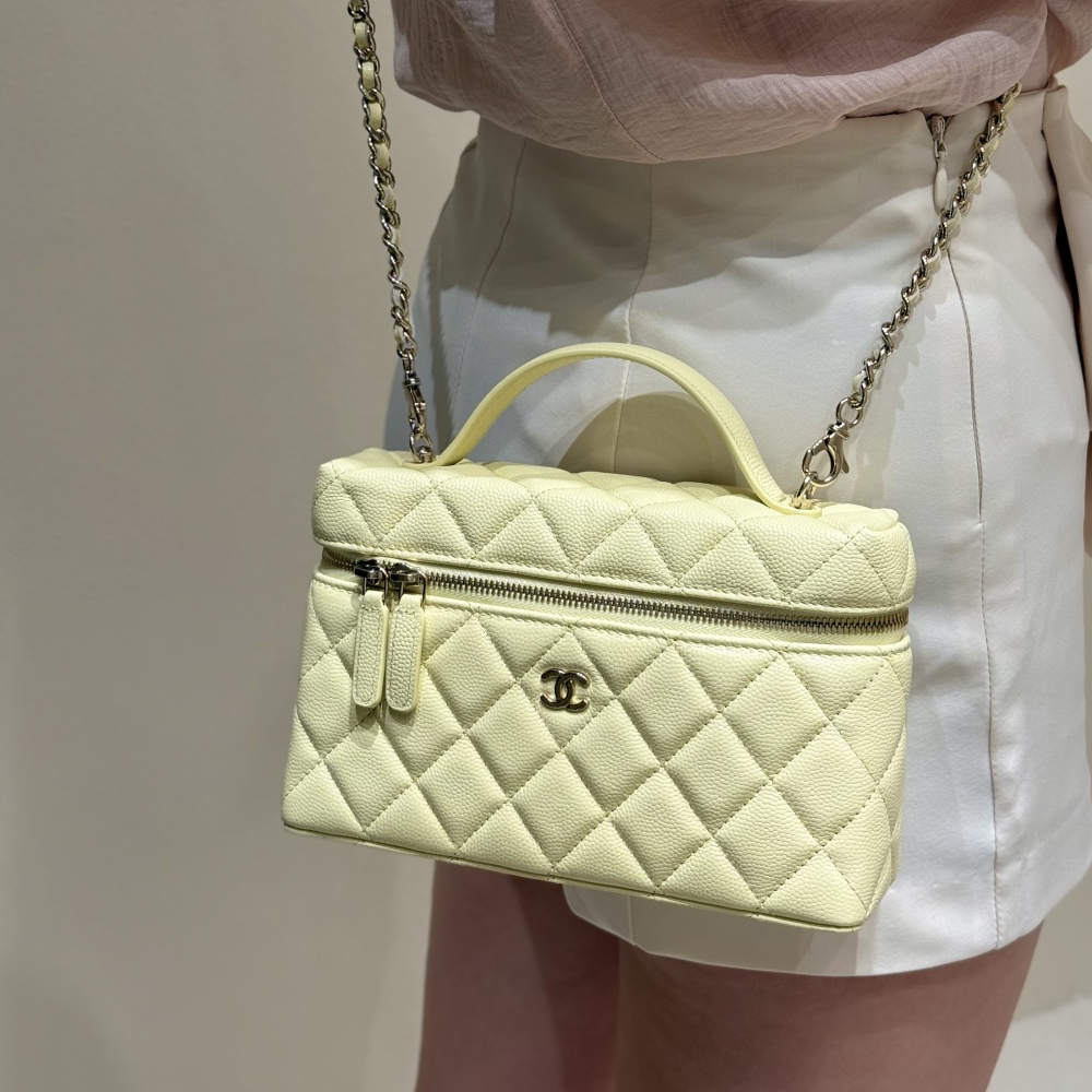 샤넬 롱 체인 코스메틱 케이스 램스킨 & 실버 메탈 라이트 옐로우