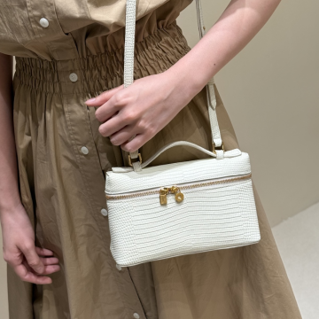 로로피아나 엑스트라 포켓 L19 화이트 리자드 가죽