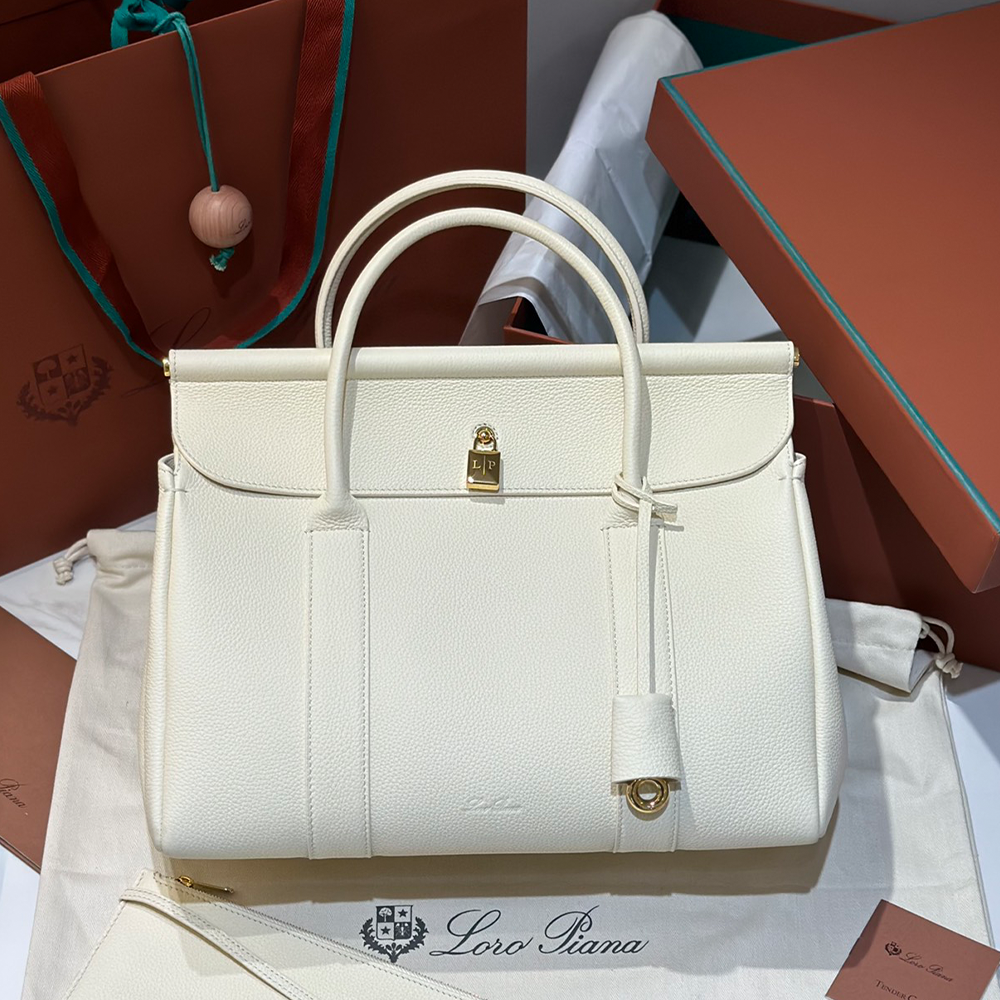 로로피아나 룸 백 L32 화이트